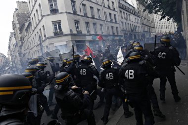 Paris, feance Haziran 4, 2016. antifascists Mart ayında genç uzak-sol aktivist Clement meric, Paris 'te dazlaklar ile mücadele öldü ölüm 3 yıldönümünde isyan polisi ile çatışma.