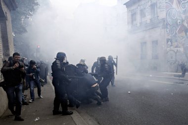 Paris, feance Haziran 4, 2016. antifascists Mart ayında genç uzak-sol aktivist Clement meric, Paris 'te dazlaklar ile mücadele öldü ölüm 3 yıldönümünde isyan polisi ile çatışma.