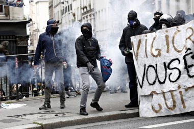 Paris, feance Haziran 4, 2016. antifascists Mart ayında genç uzak-sol aktivist Clement meric, Paris 'te dazlaklar ile mücadele öldü ölüm 3 yıldönümünde isyan polisi ile çatışma.