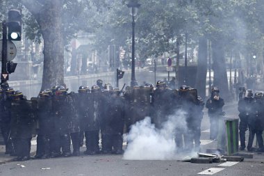Paris, feance Haziran 4, 2016. antifascists Mart ayında genç uzak-sol aktivist Clement meric, Paris 'te dazlaklar ile mücadele öldü ölüm 3 yıldönümünde isyan polisi ile çatışma.