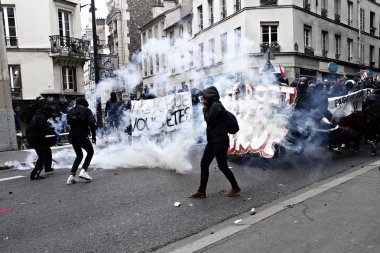 Paris, feance Haziran 4, 2016. antifascists Mart ayında genç uzak-sol aktivist Clement meric, Paris 'te dazlaklar ile mücadele öldü ölüm 3 yıldönümünde isyan polisi ile çatışma.
