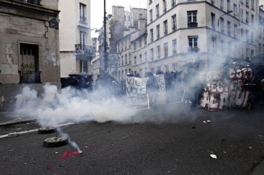 Paris, feance Haziran 4, 2016. antifascists Mart ayında genç uzak-sol aktivist Clement meric, Paris 'te dazlaklar ile mücadele öldü ölüm 3 yıldönümünde isyan polisi ile çatışma.
