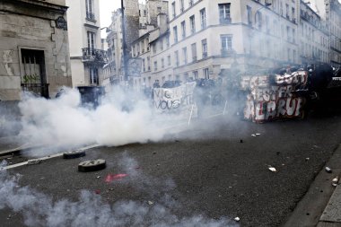 Paris, feance Haziran 4, 2016. antifascists Mart ayında genç uzak-sol aktivist Clement meric, Paris 'te dazlaklar ile mücadele öldü ölüm 3 yıldönümünde isyan polisi ile çatışma.