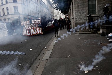 Paris, feance Haziran 4, 2016. antifascists Mart ayında genç uzak-sol aktivist Clement meric, Paris 'te dazlaklar ile mücadele öldü ölüm 3 yıldönümünde isyan polisi ile çatışma.