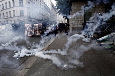 Paris, feance Haziran 4, 2016. antifascists Mart ayında genç uzak-sol aktivist Clement meric, Paris 'te dazlaklar ile mücadele öldü ölüm 3 yıldönümünde isyan polisi ile çatışma.