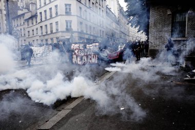 Paris, feance Haziran 4, 2016. antifascists Mart ayında genç uzak-sol aktivist Clement meric, Paris 'te dazlaklar ile mücadele öldü ölüm 3 yıldönümünde isyan polisi ile çatışma.