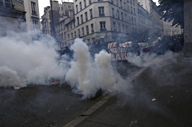 Paris, feance Haziran 4, 2016. antifascists Mart ayında genç uzak-sol aktivist Clement meric, Paris 'te dazlaklar ile mücadele öldü ölüm 3 yıldönümünde isyan polisi ile çatışma.