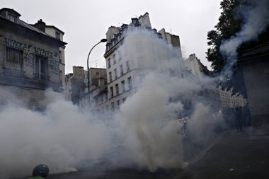 Paris, feance Haziran 4, 2016. antifascists Mart ayında genç uzak-sol aktivist Clement meric, Paris 'te dazlaklar ile mücadele öldü ölüm 3 yıldönümünde isyan polisi ile çatışma.