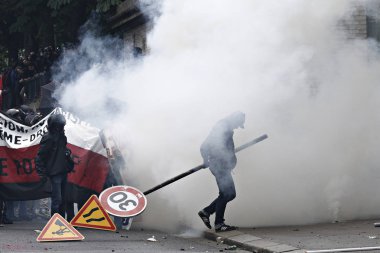 Paris, feance Haziran 4, 2016. antifascists Mart ayında genç uzak-sol aktivist Clement meric, Paris 'te dazlaklar ile mücadele öldü ölüm 3 yıldönümünde isyan polisi ile çatışma.