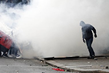 Paris, feance Haziran 4, 2016. antifascists Mart ayında genç uzak-sol aktivist Clement meric, Paris 'te dazlaklar ile mücadele öldü ölüm 3 yıldönümünde isyan polisi ile çatışma.