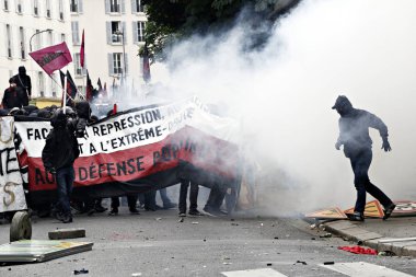 Paris, feance Haziran 4, 2016. antifascists Mart ayında genç uzak-sol aktivist Clement meric, Paris 'te dazlaklar ile mücadele öldü ölüm 3 yıldönümünde isyan polisi ile çatışma.