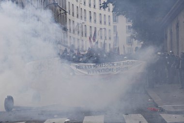 Paris, feance Haziran 4, 2016. antifascists Mart ayında genç uzak-sol aktivist Clement meric, Paris 'te dazlaklar ile mücadele öldü ölüm 3 yıldönümünde isyan polisi ile çatışma.