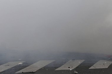 Paris, feance Haziran 4, 2016. antifascists Mart ayında genç uzak-sol aktivist Clement meric, Paris 'te dazlaklar ile mücadele öldü ölüm 3 yıldönümünde isyan polisi ile çatışma.