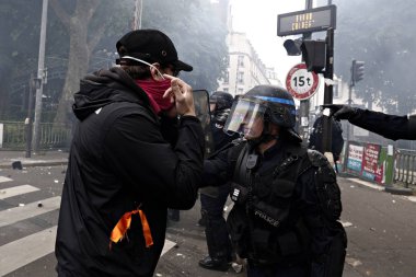 Paris, feance Haziran 4, 2016. antifascists Mart ayında genç uzak-sol aktivist Clement meric, Paris 'te dazlaklar ile mücadele öldü ölüm 3 yıldönümünde isyan polisi ile çatışma.