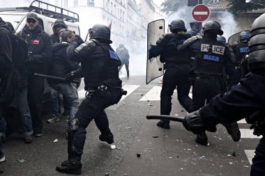 Paris, feance Haziran 4, 2016. antifascists Mart ayında genç uzak-sol aktivist Clement meric, Paris 'te dazlaklar ile mücadele öldü ölüm 3 yıldönümünde isyan polisi ile çatışma.