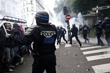 Paris, feance Haziran 4, 2016. antifascists Mart ayında genç uzak-sol aktivist Clement meric, Paris 'te dazlaklar ile mücadele öldü ölüm 3 yıldönümünde isyan polisi ile çatışma.