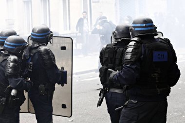 Paris, feance Haziran 4, 2016. antifascists Mart ayında genç uzak-sol aktivist Clement meric, Paris 'te dazlaklar ile mücadele öldü ölüm 3 yıldönümünde isyan polisi ile çatışma.