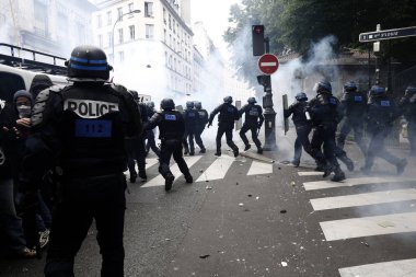 Paris, feance Haziran 4, 2016. antifascists Mart ayında genç uzak-sol aktivist Clement meric, Paris 'te dazlaklar ile mücadele öldü ölüm 3 yıldönümünde isyan polisi ile çatışma.
