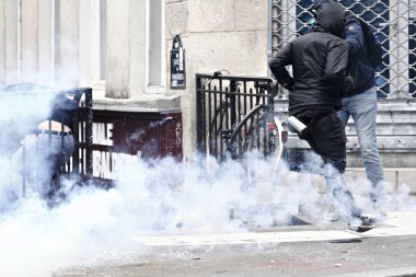 Paris, feance Haziran 4, 2016. antifascists Mart ayında genç uzak-sol aktivist Clement meric, Paris 'te dazlaklar ile mücadele öldü ölüm 3 yıldönümünde isyan polisi ile çatışma.