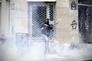 Paris, feance Haziran 4, 2016. antifascists Mart ayında genç uzak-sol aktivist Clement meric, Paris 'te dazlaklar ile mücadele öldü ölüm 3 yıldönümünde isyan polisi ile çatışma.