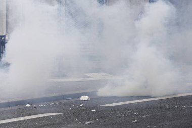 Paris, feance Haziran 4, 2016. antifascists Mart ayında genç uzak-sol aktivist Clement meric, Paris 'te dazlaklar ile mücadele öldü ölüm 3 yıldönümünde isyan polisi ile çatışma.