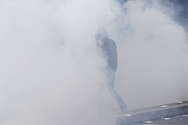 Paris, feance Haziran 4, 2016. antifascists Mart ayında genç uzak-sol aktivist Clement meric, Paris 'te dazlaklar ile mücadele öldü ölüm 3 yıldönümünde isyan polisi ile çatışma.