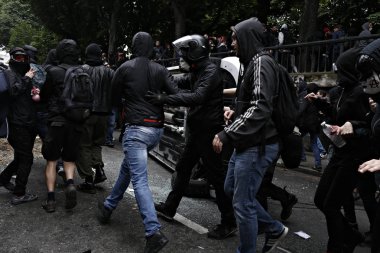 Paris, feance Haziran 4, 2016. antifascists Mart ayında genç uzak-sol aktivist Clement meric, Paris 'te dazlaklar ile mücadele öldü ölüm 3 yıldönümünde isyan polisi ile çatışma.