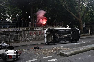 Paris, feance Haziran 4, 2016. antifascists Mart ayında genç uzak-sol aktivist Clement meric, Paris 'te dazlaklar ile mücadele öldü ölüm 3 yıldönümünde isyan polisi ile çatışma.
