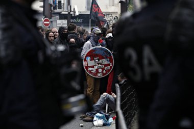 Paris, feance Haziran 4, 2016. antifascists Mart ayında genç uzak-sol aktivist Clement meric, Paris 'te dazlaklar ile mücadele öldü ölüm 3 yıldönümünde isyan polisi ile çatışma.
