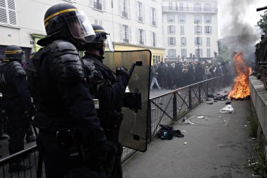 Paris, feance Haziran 4, 2016. antifascists Mart ayında genç uzak-sol aktivist Clement meric, Paris 'te dazlaklar ile mücadele öldü ölüm 3 yıldönümünde isyan polisi ile çatışma.