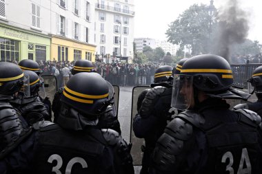 Paris, feance Haziran 4, 2016. antifascists Mart ayında genç uzak-sol aktivist Clement meric, Paris 'te dazlaklar ile mücadele öldü ölüm 3 yıldönümünde isyan polisi ile çatışma.