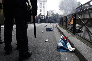 Paris, feance Haziran 4, 2016. antifascists Mart ayında genç uzak-sol aktivist Clement meric, Paris 'te dazlaklar ile mücadele öldü ölüm 3 yıldönümünde isyan polisi ile çatışma.