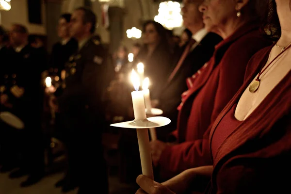 Ortodoxní Křesťanský Uctívník Svíčky Během Velikonočního Vigilu Katedrále Archchangels Michael — Stock fotografie