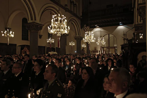 Ortodoxo Adorador Cristiano Celebra Velas Durante Una Misa Vigilia Pascua — Foto de Stock