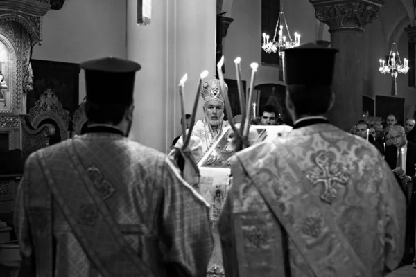 Adorador Cristão Ortodoxo Mantém Velas Durante Uma Missa Vigília Pascal — Fotografia de Stock