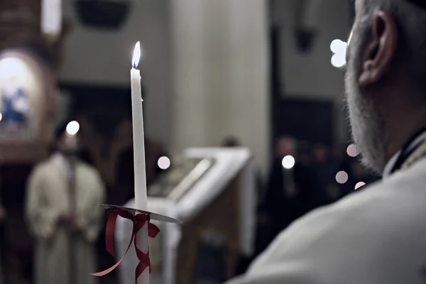 2016年5月1日 在比利时布鲁塞尔的迈克尔和加布里埃尔大主教大教堂举行的复活节守夜弥撒上 东正教信徒手持蜡烛 — 图库照片