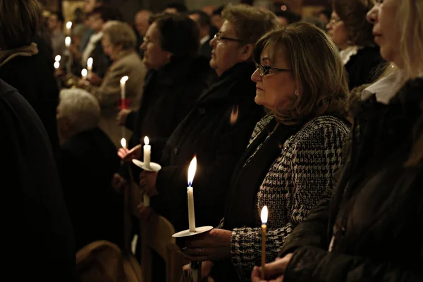 Православний Християнський Непримирливим Тримає Свічки Під Час Великодніх Пильнування Соборі — стокове фото