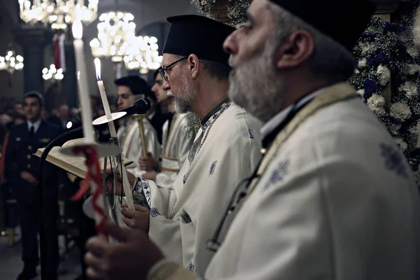 Orthodoxe Christelijke Aanbidder Houdt Kaarsen Tijdens Mis Van Een Paaswake — Stockfoto