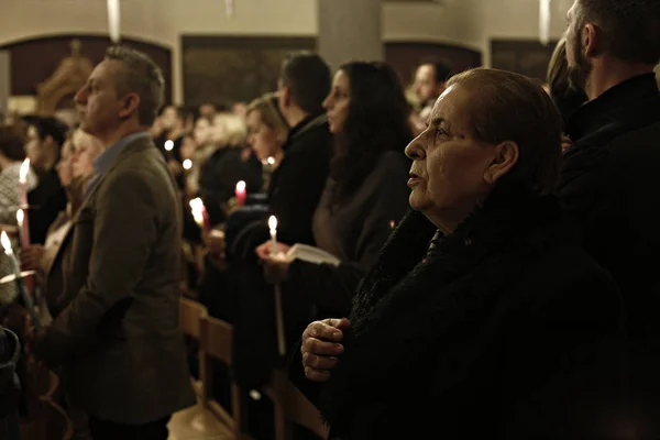 Adorateur Chrétien Orthodoxe Tient Des Bougies Lors Une Messe Veillée — Photo