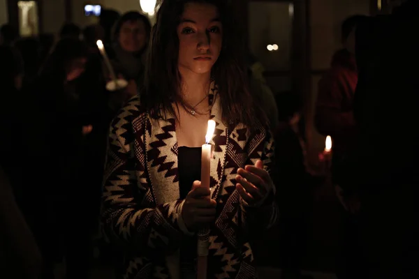 Orthodoxe Christelijke Aanbidder Houdt Kaarsen Tijdens Mis Van Een Paaswake — Stockfoto