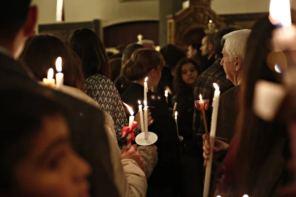 Ortodoxo Adorador Cristiano Celebra Velas Durante Una Misa Vigilia Pascua —  Fotos de Stock