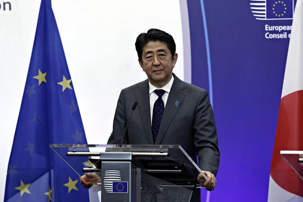 Прем Міністр Японії Сіндзо Абе Вітає Президента Ради Дональда Туска — стокове фото