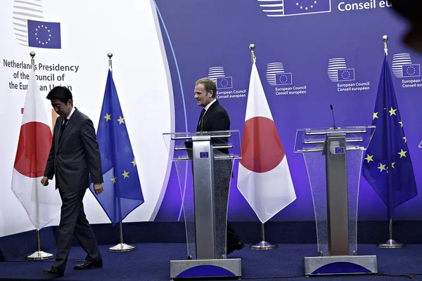 Πρωθυπουργός Της Ιαπωνίας Σίνζο Έιμπ Χαιρετίστηκε Από Τον Πρόεδρο Του — Φωτογραφία Αρχείου