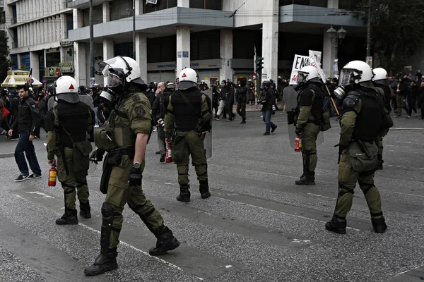 Atina 'da hükümetin tasarruf politikalarına karşı 24 saat süren genel grev sırasında protestocular ile çatışmalar sırasında isyan polisi bir benzin bombası patlar, Yunanistan, 4 Şubat 2016.