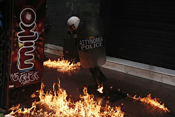 2016年2月4日 ギリシャのアテネで政府の緊縮政治に対する24時間の一般ストライキ中に抗議者との衝突の間 機動隊でガソリン爆弾が爆発する — ストック写真