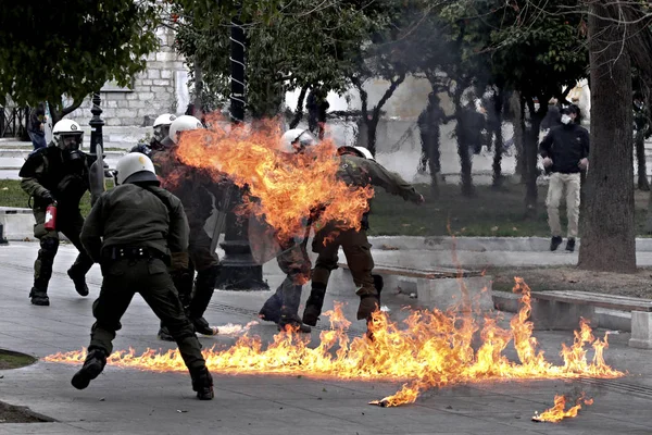 Atina 'da hükümetin tasarruf politikalarına karşı 24 saat süren genel grev sırasında protestocular ile çatışmalar sırasında isyan polisi bir benzin bombası patlar, Yunanistan, 4 Şubat 2016.