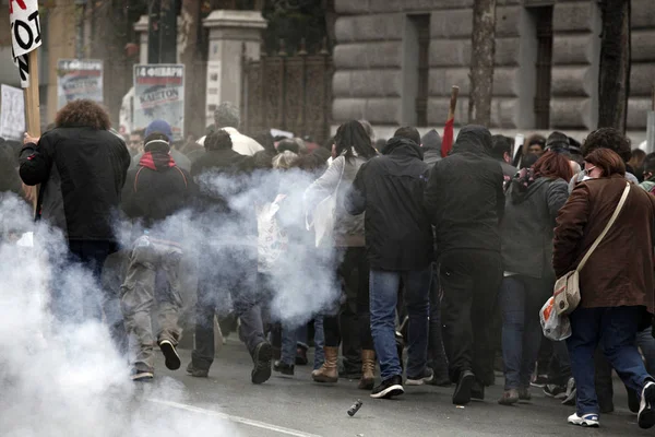 Atina 'da hükümetin tasarruf politikalarına karşı 24 saat süren genel grev sırasında protestocular ile çatışmalar sırasında isyan polisi bir benzin bombası patlar, Yunanistan, 4 Şubat 2016.