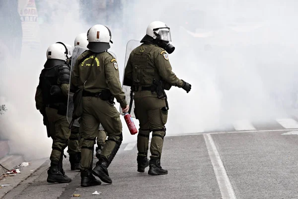 Una Bomba Gasolina Explota Policía Antidisturbios Durante Enfrentamientos Con Manifestantes — Foto de Stock