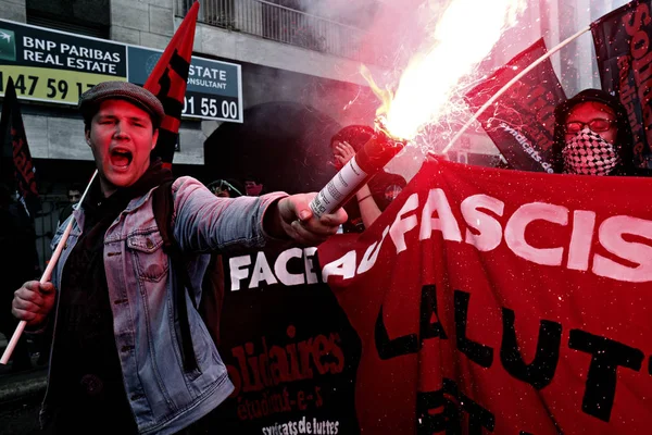 Paris, feance Haziran 4, 2016. antifascists Mart ayında genç uzak-sol aktivist Clement meric, Paris 'te dazlaklar ile mücadele öldü ölüm 3 yıldönümünde isyan polisi ile çatışma.