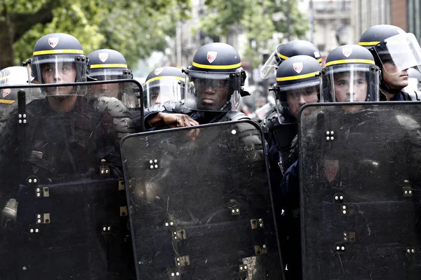 París Junio 2016 Los Antifascistas Enfrentaron Con Policía Antidisturbios Durante — Foto de Stock